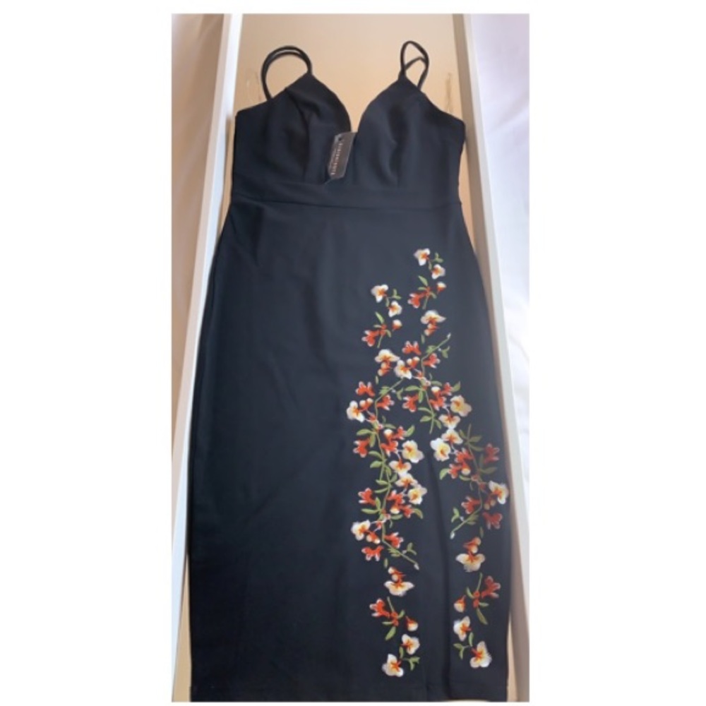 Black thigh slit cut dress with flower embroidery